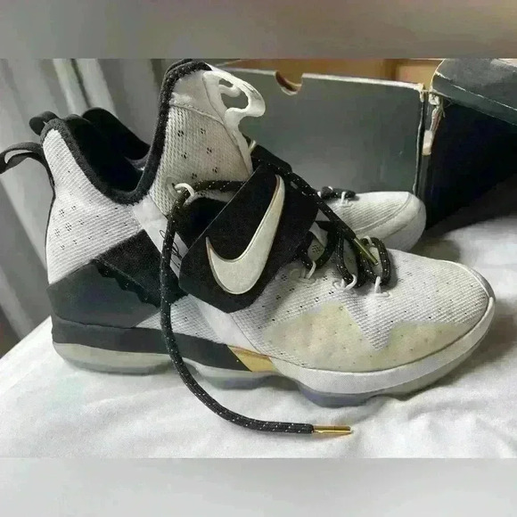 LEBRON SIZE 9.5 BHM - Picture 3 of 7